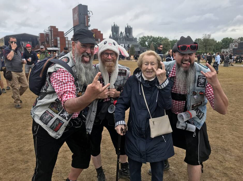 image : Jacqueline Roth 97 ans au Hellfest (festival de musique métal)