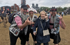 image : Jacqueline Roth 97 ans au Hellfest (festival de musique métal)